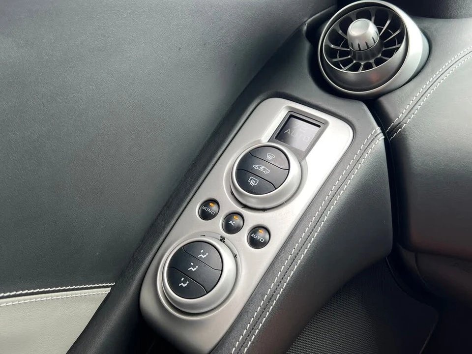 2014 McLaren MP4-12C - Image 28 of 31