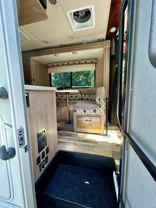 2014 Mercedes-Benz - Image 10 of 21
