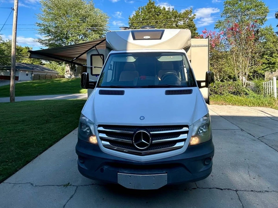 2014 Mercedes-Benz - Image 2 of 21