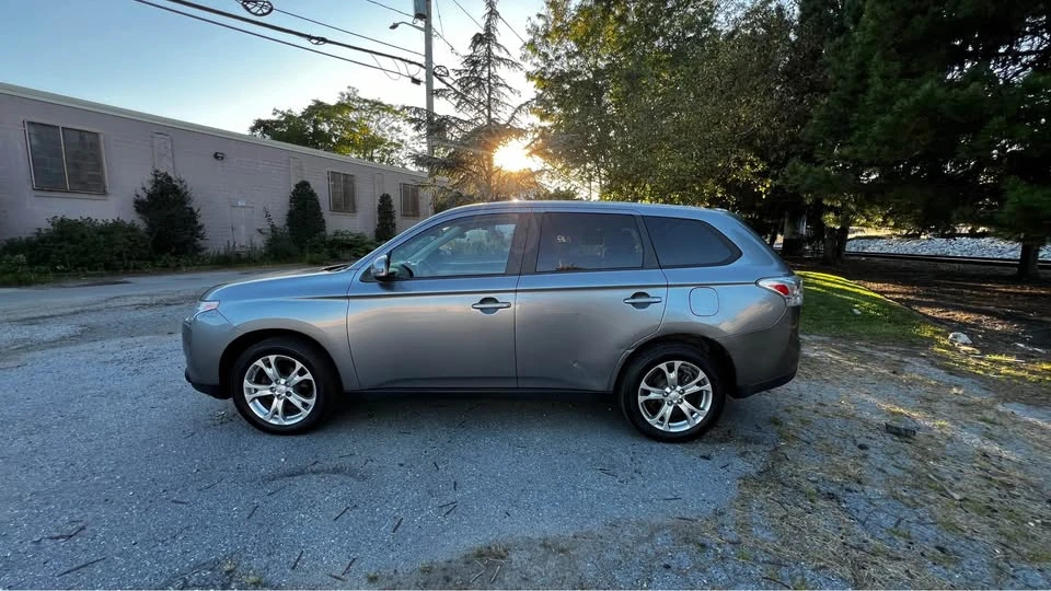 2014 Mitsubishi Outlander - Image 10 of 13