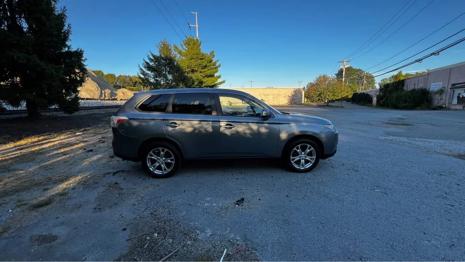 2014 Mitsubishi Outlander - Image 11 of 13