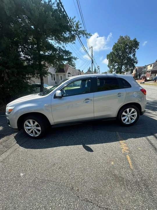 2014 Mitsubishi Outlander - Image 3 of 11