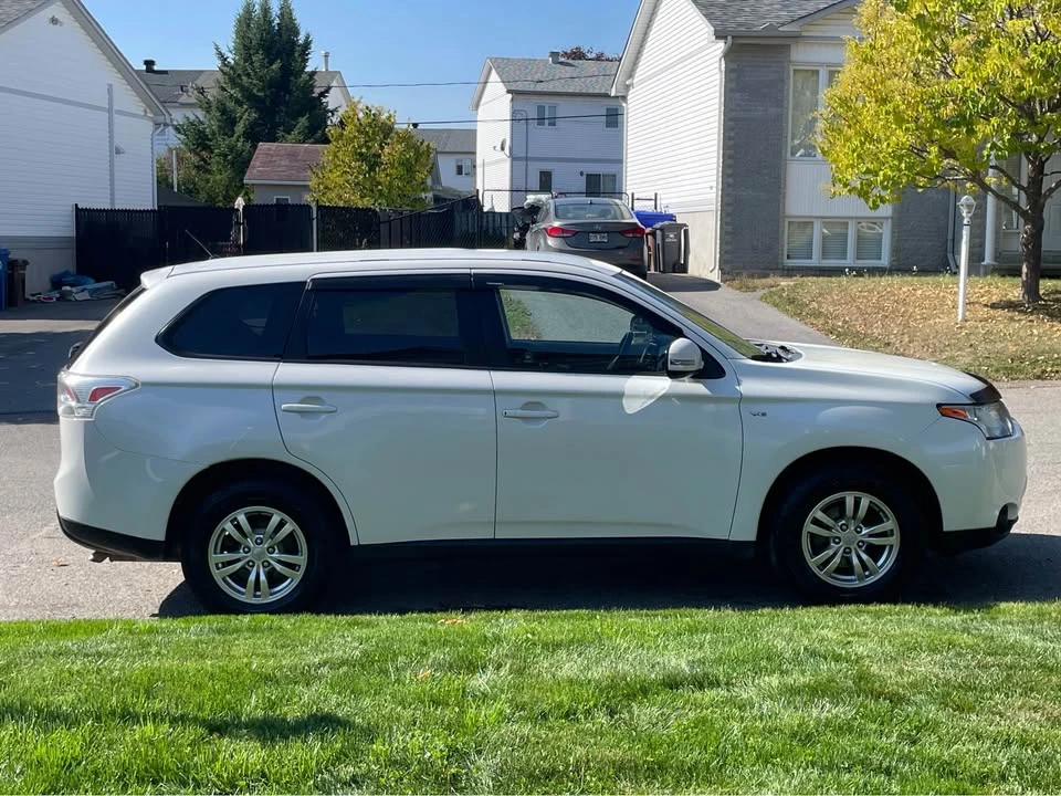 2014 Mitsubishi Outlander - Image 2 of 9