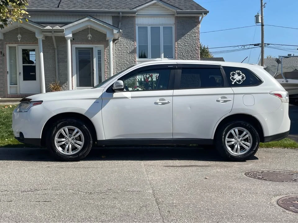 2014 Mitsubishi Outlander - Image 3 of 9