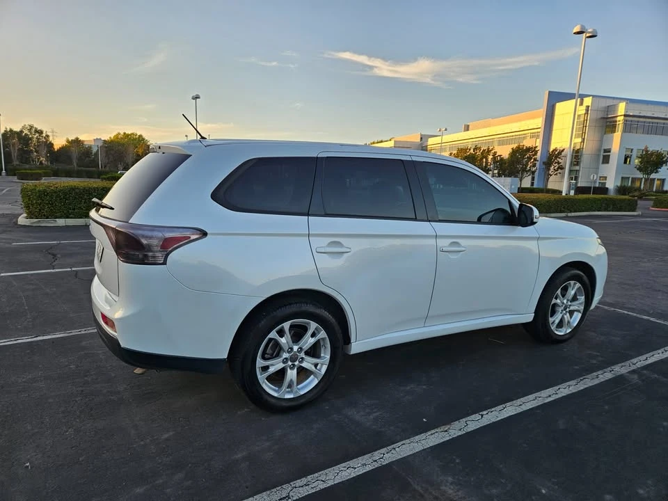 2014 Mitsubishi Outlander - Image 3 of 18
