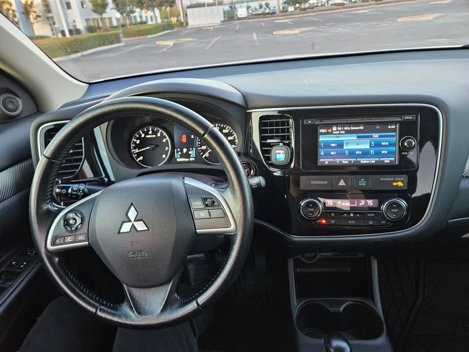 2014 Mitsubishi Outlander - Image 9 of 18