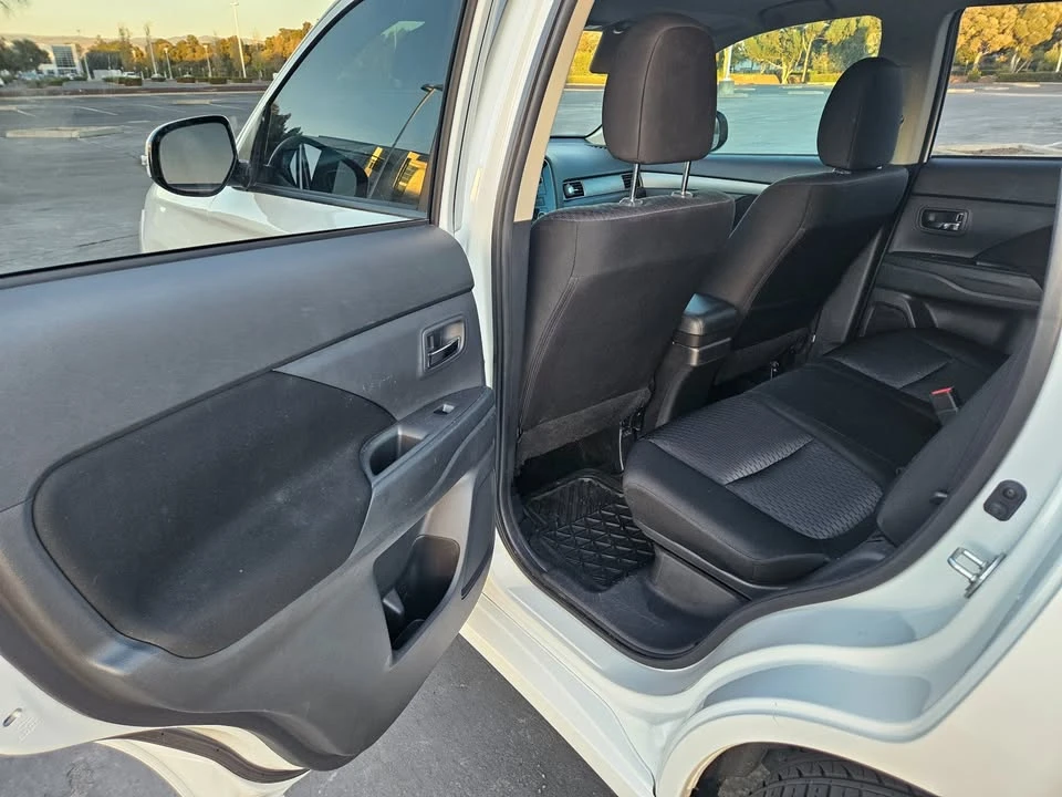 2014 Mitsubishi Outlander - Image 5 of 18
