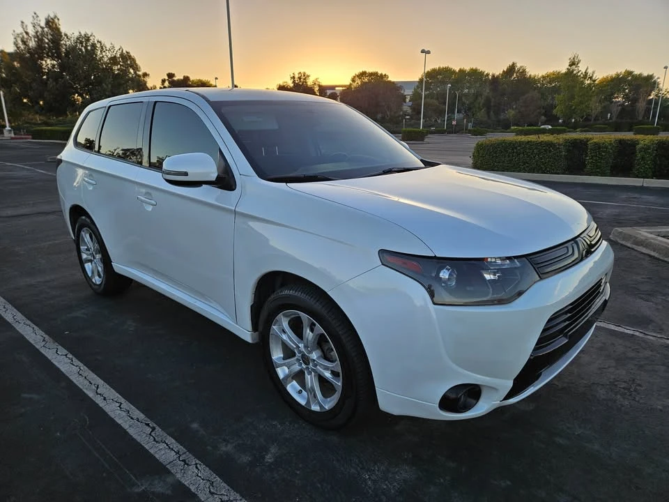 2014 Mitsubishi Outlander - Image 2 of 18