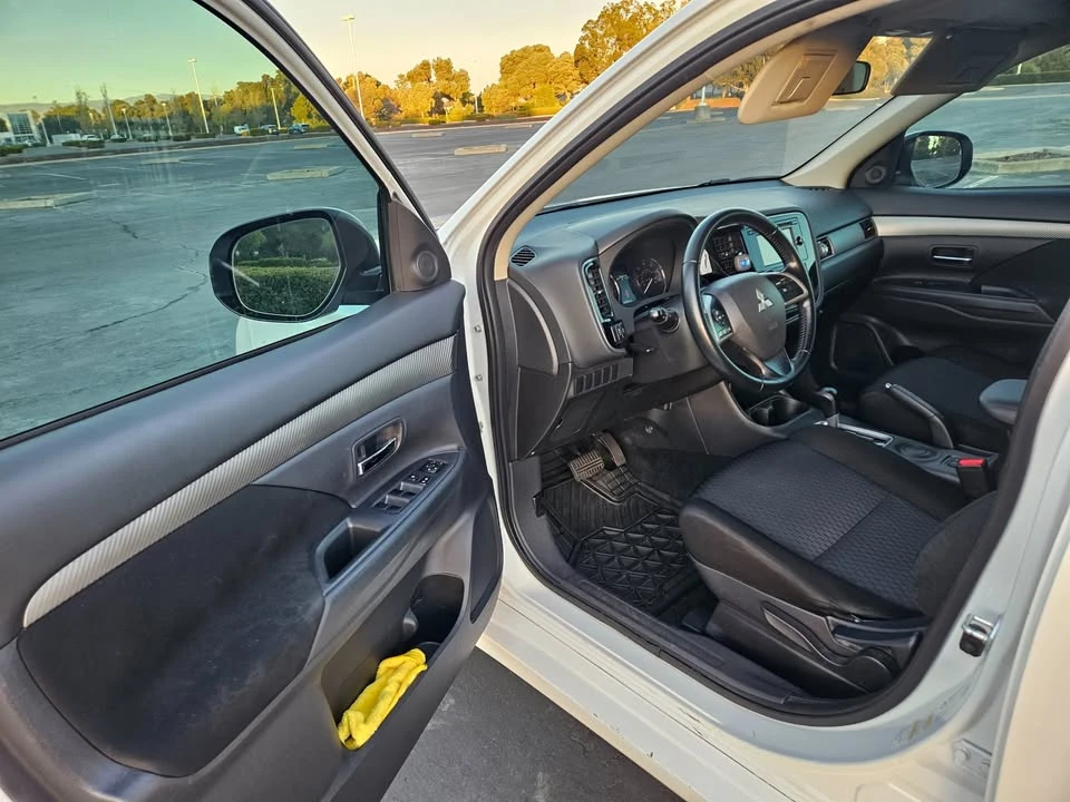 2014 Mitsubishi Outlander - Image 6 of 18