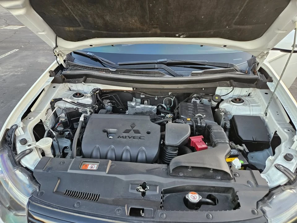 2014 Mitsubishi Outlander - Image 13 of 18