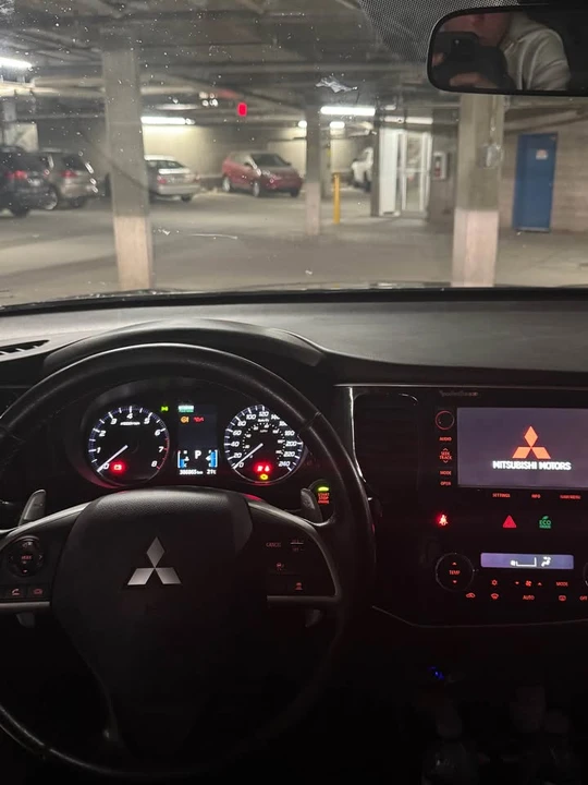 2014 Mitsubishi Outlander - Image 2 of 8