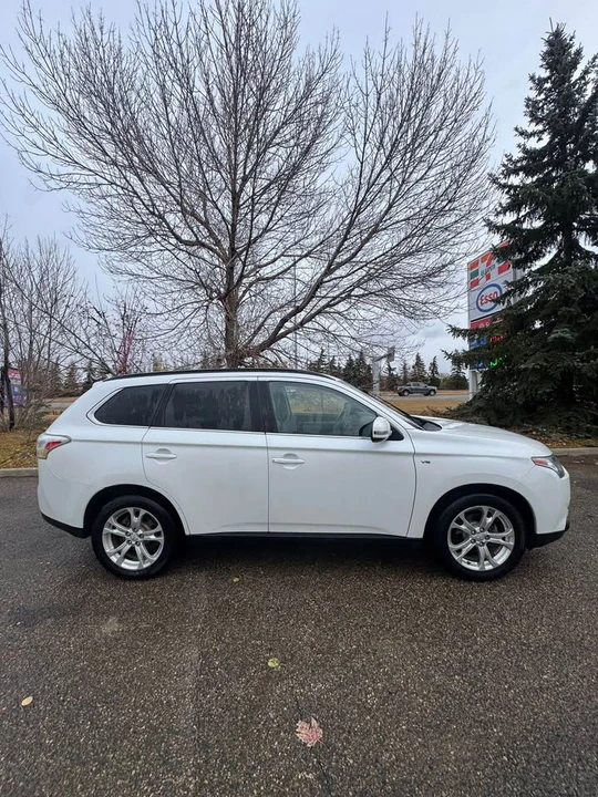 2014 Mitsubishi Outlander - Image 3 of 6