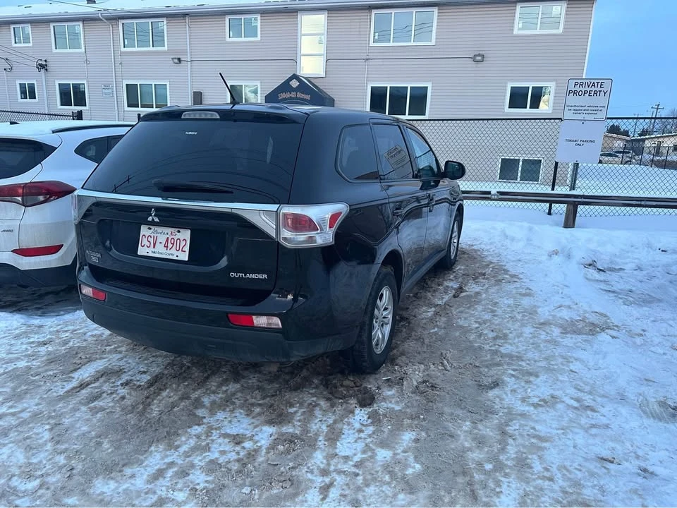 2014 Mitsubishi Outlander - Image 2 of 15