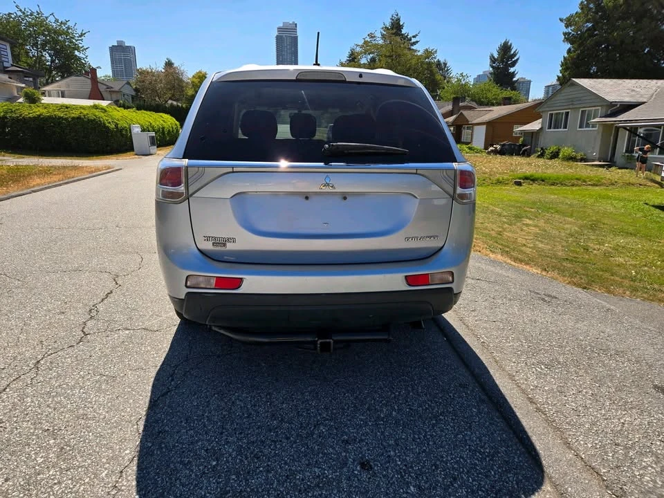 2014 Mitsubishi Outlander - Image 2 of 17
