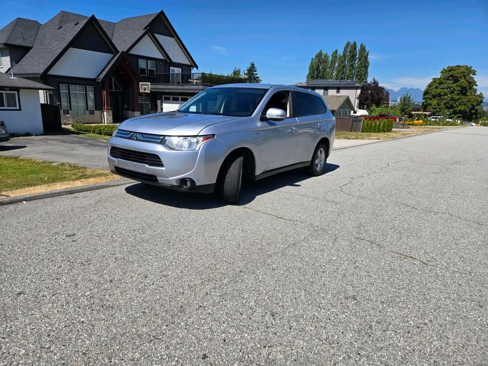 2014 Mitsubishi Outlander - Image 3 of 17