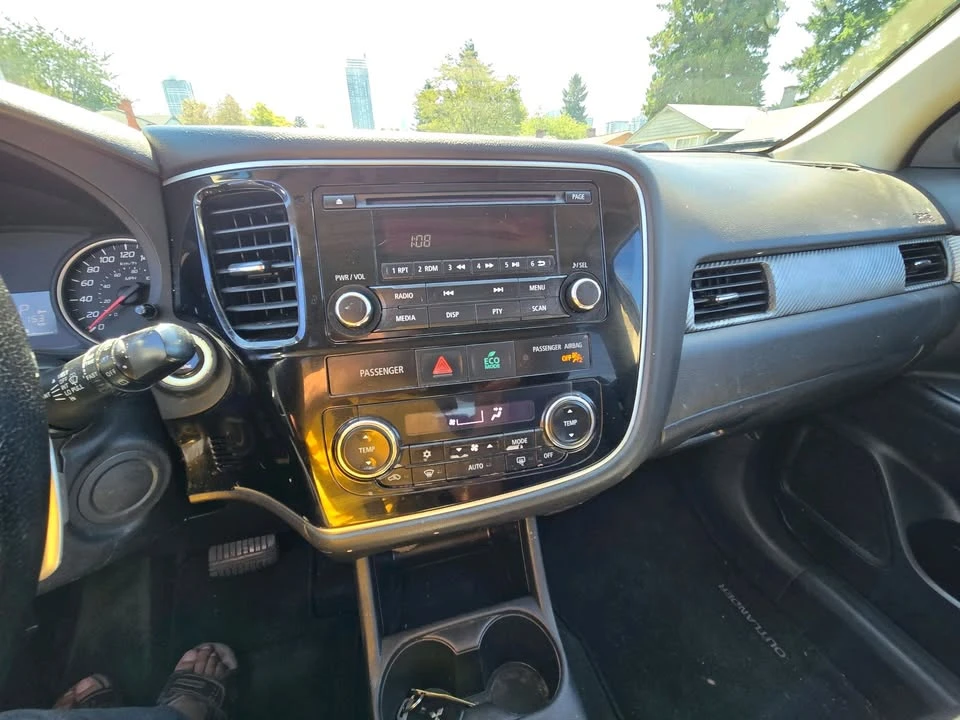 2014 Mitsubishi Outlander - Image 16 of 17