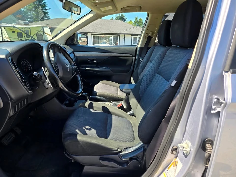 2014 Mitsubishi Outlander - Image 12 of 17