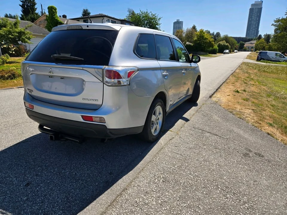2014 Mitsubishi Outlander - Image 7 of 17