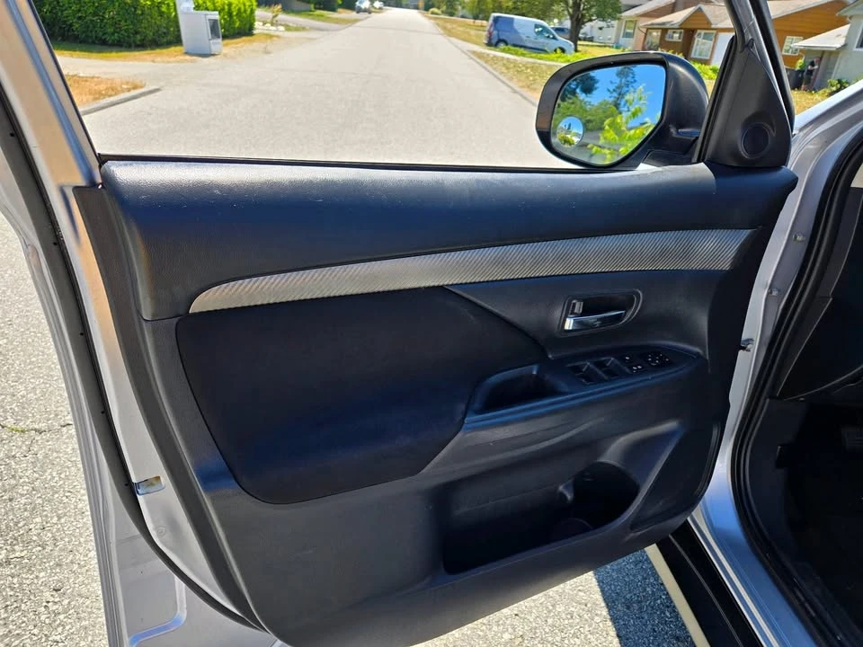 2014 Mitsubishi Outlander - Image 11 of 17