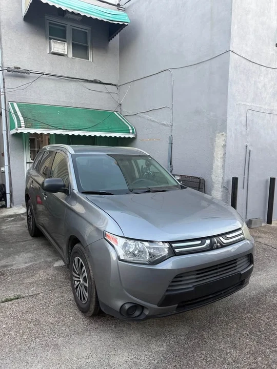 2014 Mitsubishi Outlander - Image 2 of 12