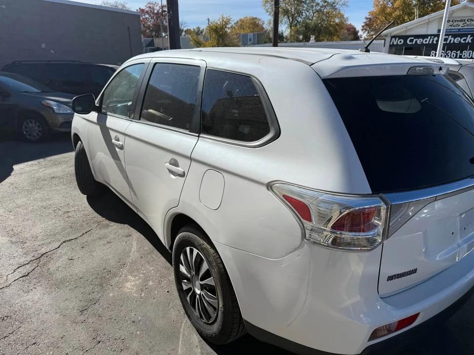 2014 Mitsubishi Outlander - Image 4 of 15
