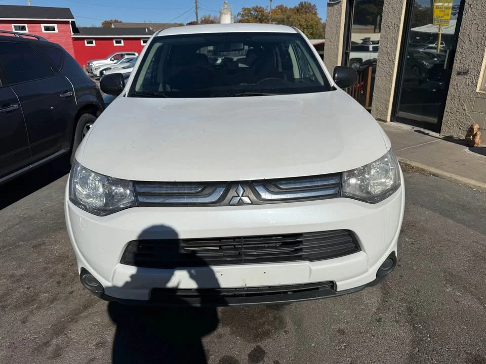2014 Mitsubishi Outlander - Image 2 of 15