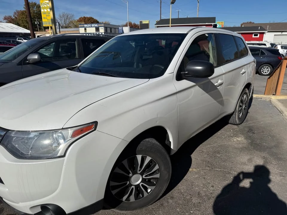 2014 Mitsubishi Outlander - Image 3 of 15