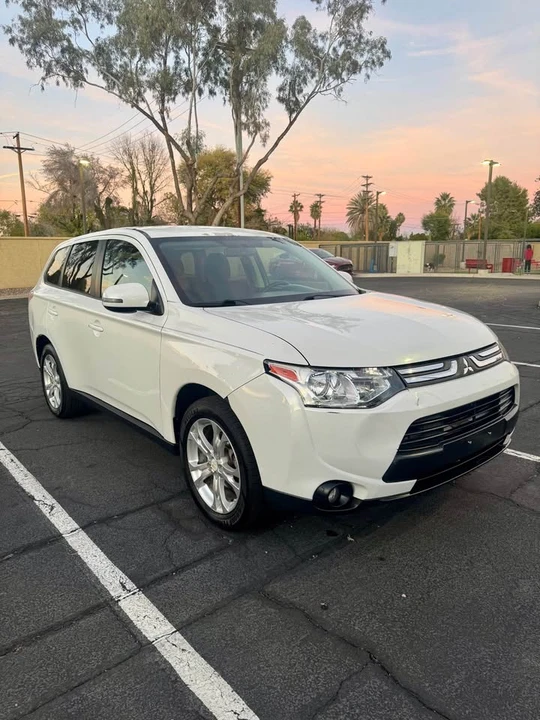 2014 Mitsubishi Outlander - Image 2 of 12