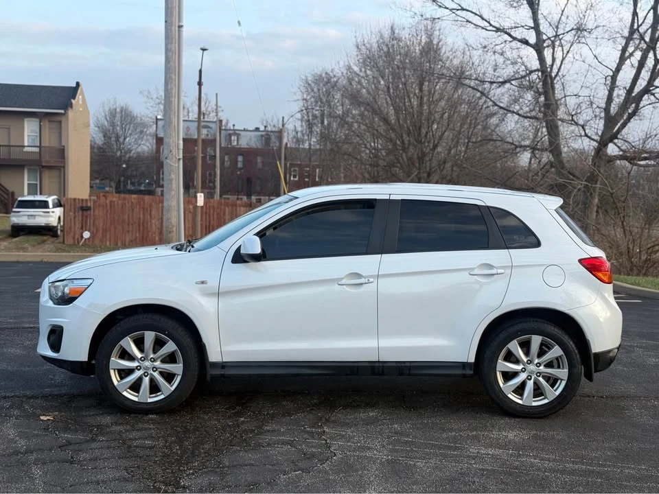 2014 Mitsubishi Outlander - Image 2 of 17