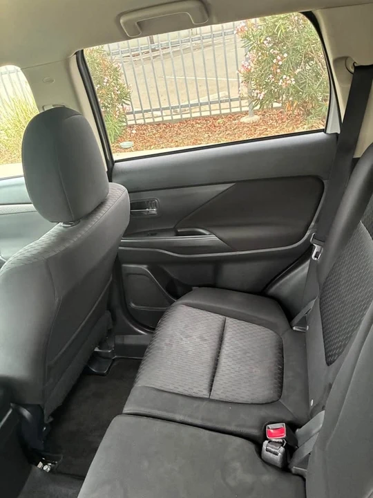 2014 Mitsubishi Outlander - Image 10 of 11