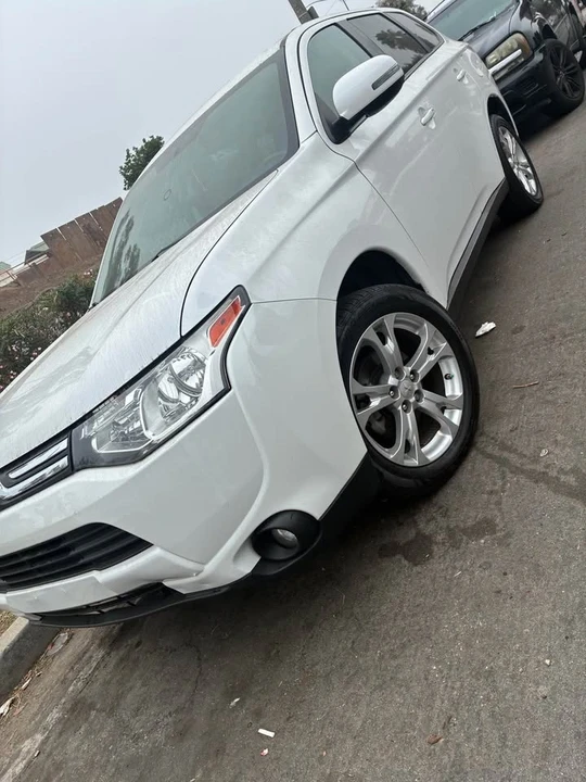 2014 Mitsubishi Outlander - Image 2 of 11