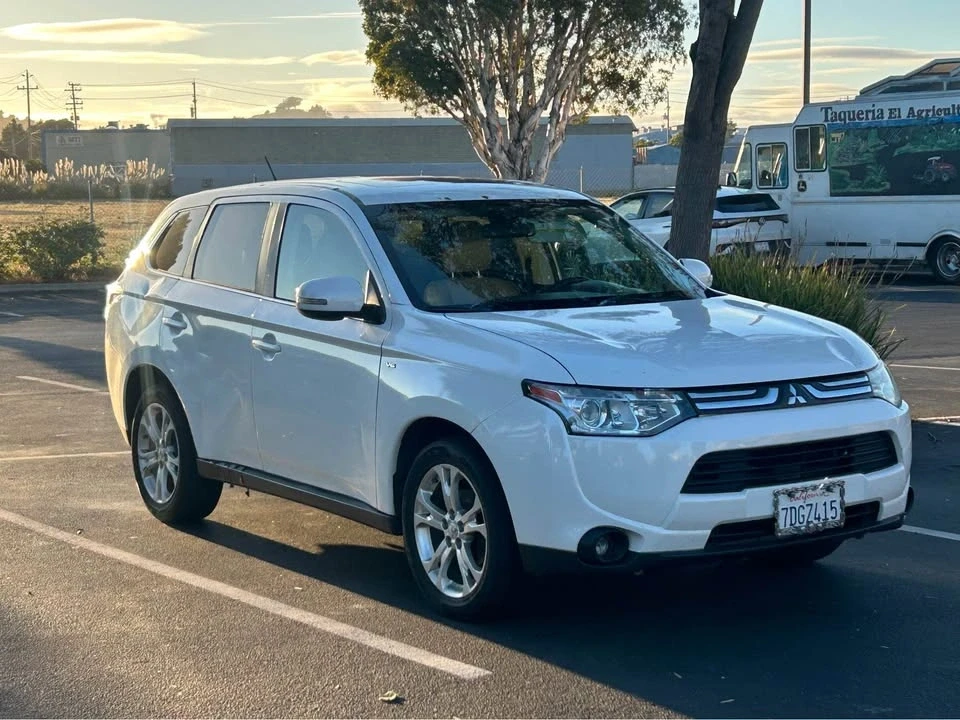 2014 Mitsubishi Outlander - Image 2 of 10