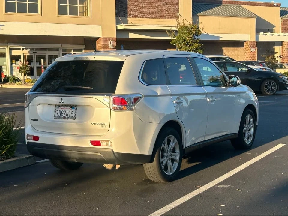 2014 Mitsubishi Outlander - Image 3 of 10