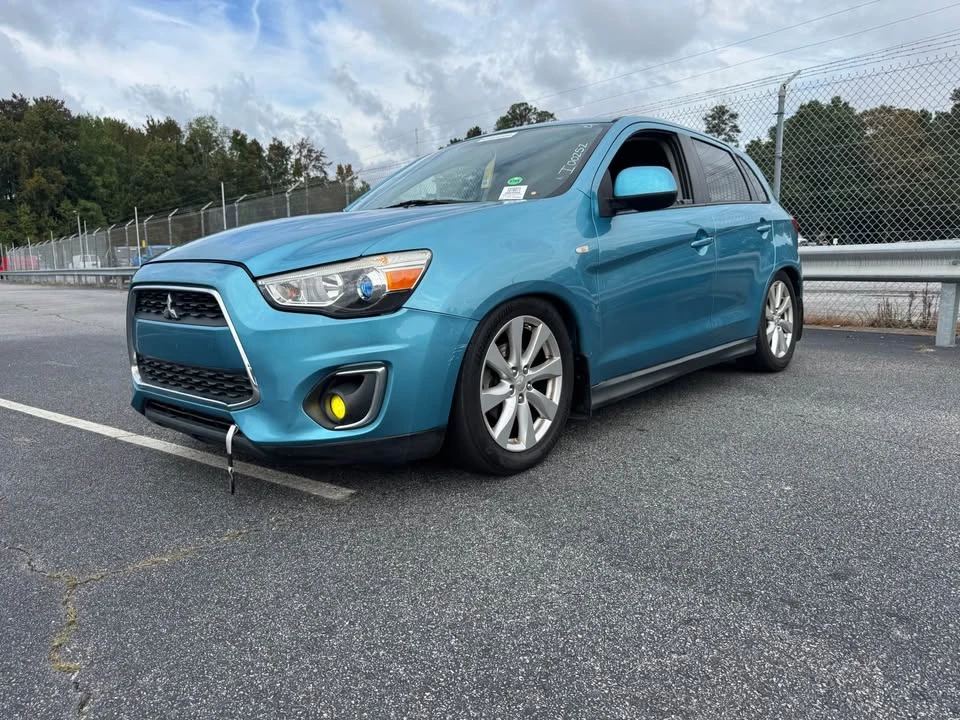 2014 Mitsubishi Outlander - Image 3 of 11