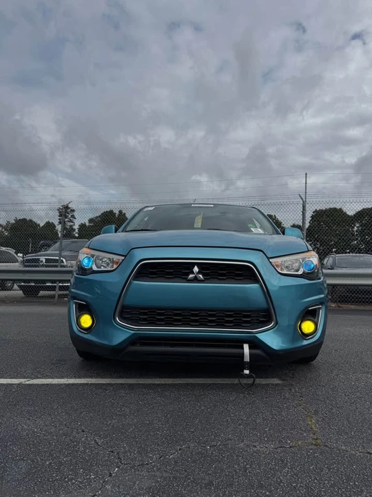 2014 Mitsubishi Outlander - Image 2 of 11