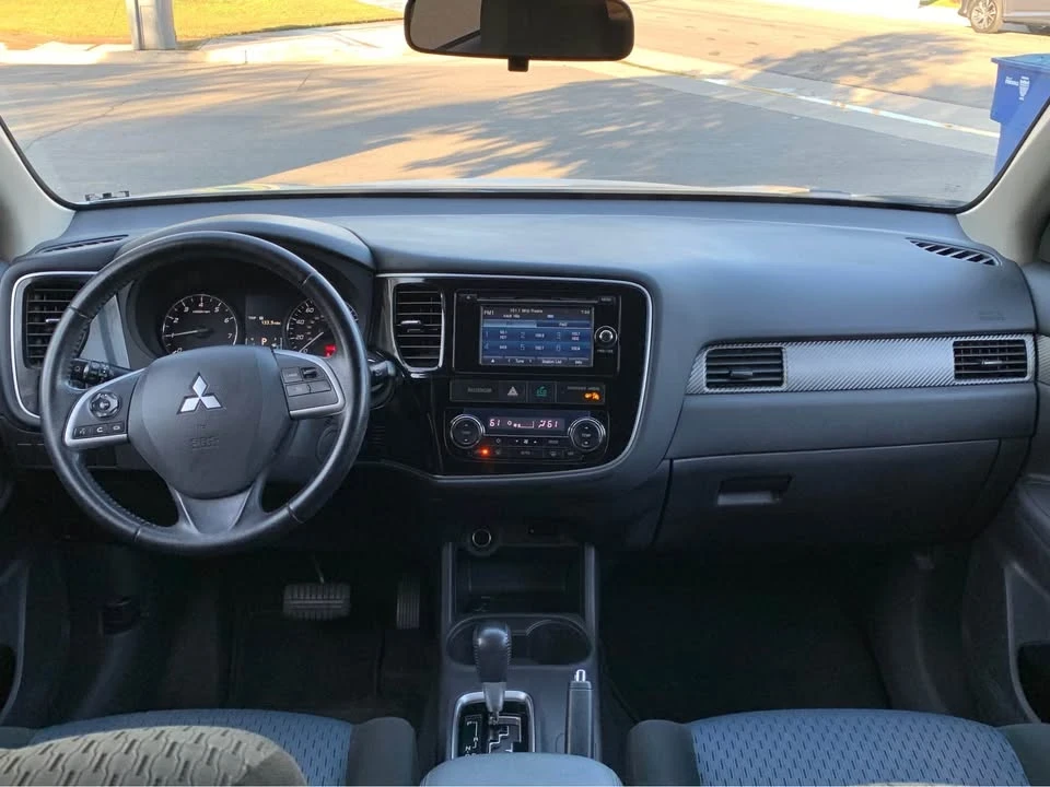 2014 Mitsubishi Outlander - Image 10 of 13