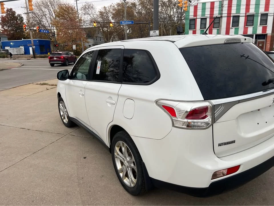 2014 Mitsubishi Outlander - Image 2 of 5