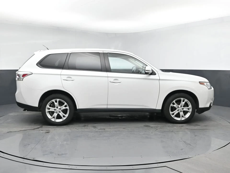 2014 Mitsubishi Outlander - Image 2 of 20