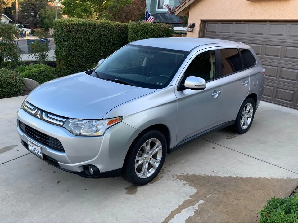 2014 Mitsubishi Outlander - Image 2 of 11