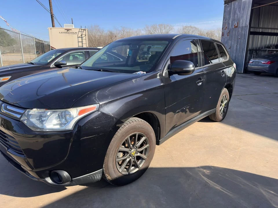 2014 Mitsubishi Outlander - Image 3 of 10