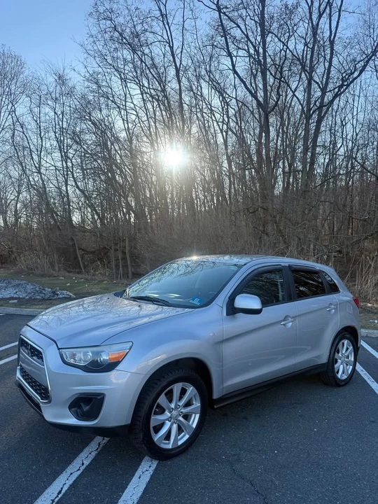 2014 Mitsubishi Outlander - Image 2 of 11