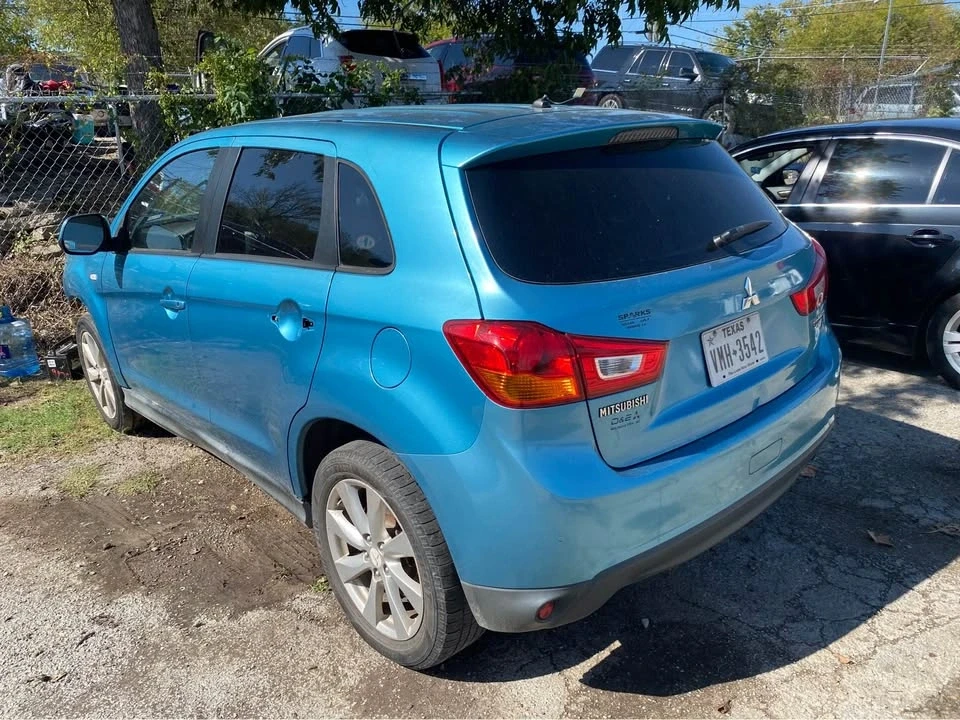 2014 Mitsubishi Outlander - Image 2 of 8