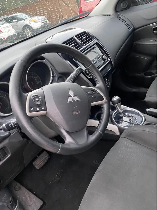 2014 Mitsubishi Outlander - Image 10 of 14