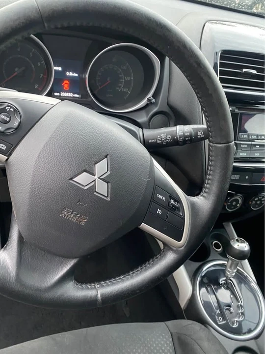 2014 Mitsubishi Outlander - Image 11 of 14