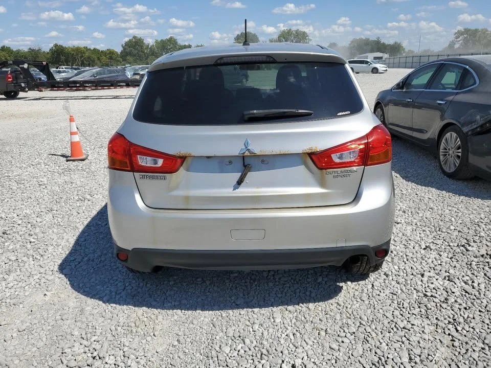 2014 Mitsubishi Outlander - Image 5 of 11