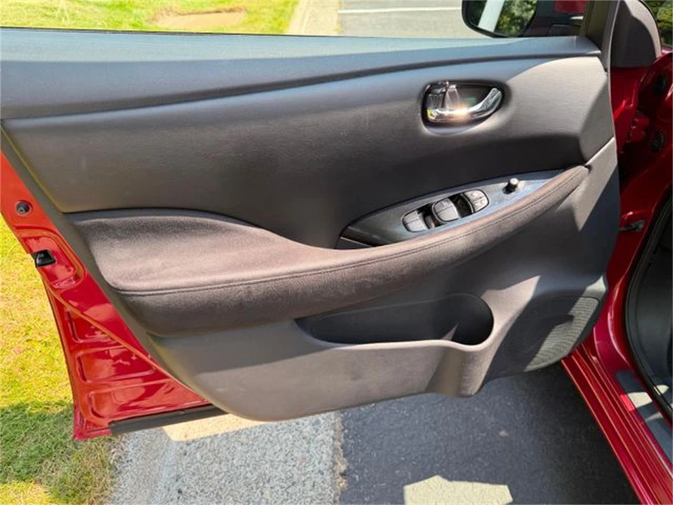 2014 Nissan Leaf - Image 17 of 31