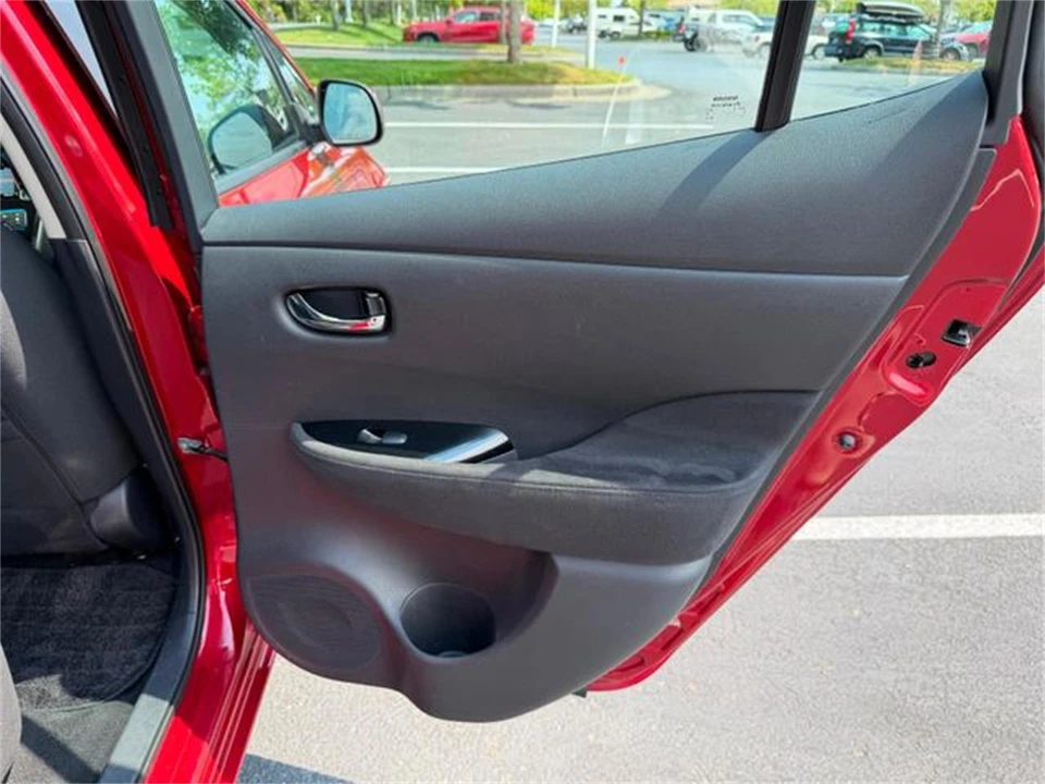 2014 Nissan Leaf - Image 27 of 31