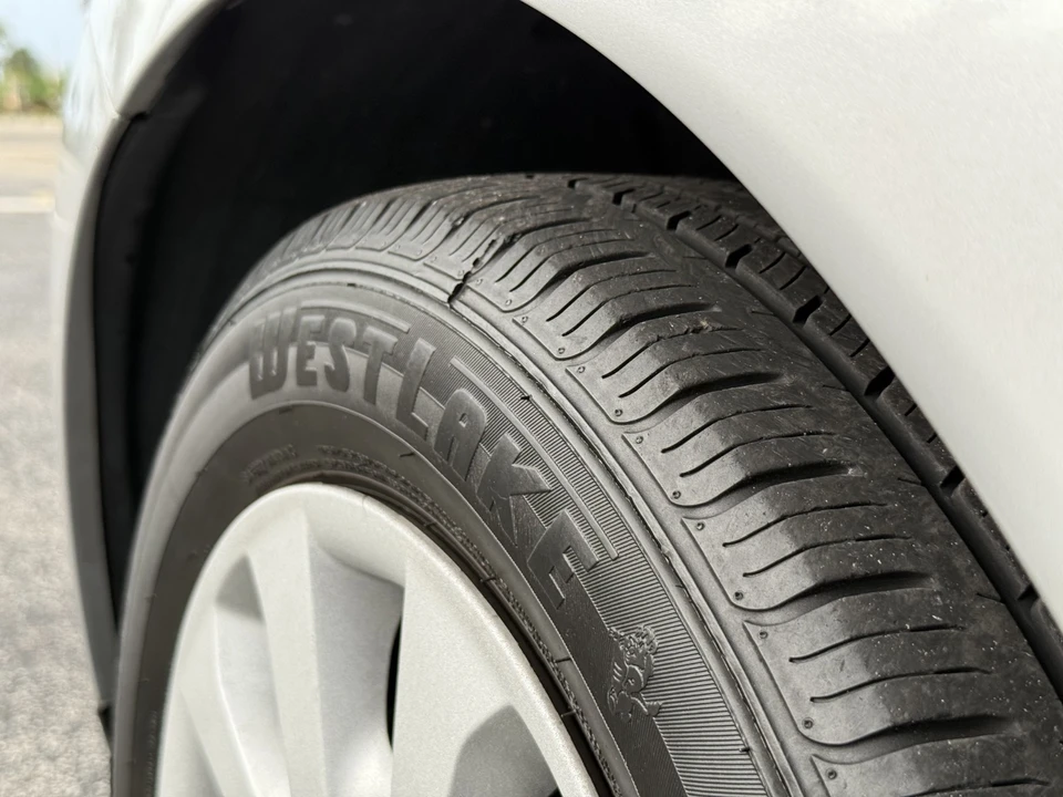 2014 Nissan Versa - Image 9 of 14