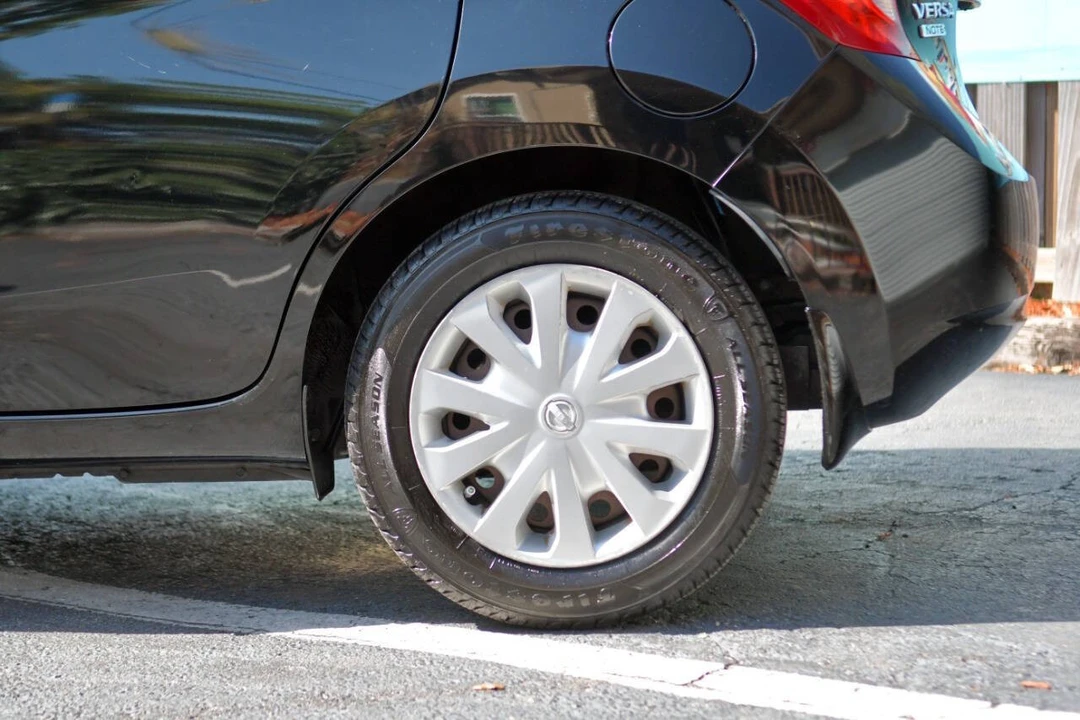 2014 Nissan Versa - Image 9 of 12