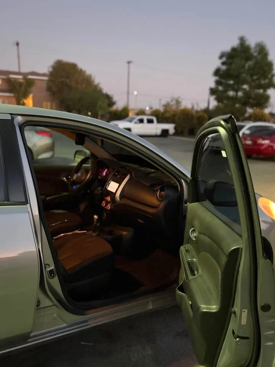 2014 Nissan Versa - Image 4 of 10
